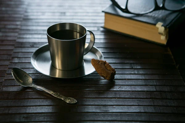 Kaffeetasse Kekse und Gläser auf dem Buch im Hintergrund — Stockfoto