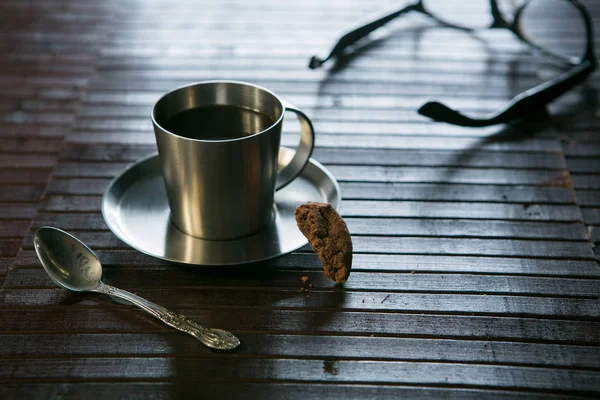 Kaffeetasse Kekse und Gläser im Hintergrund — Stockfoto