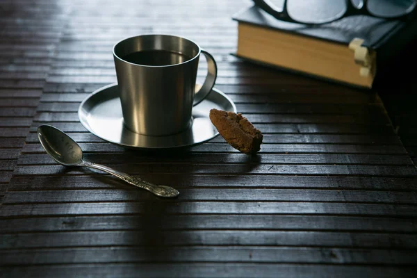 Kaffeetasse Kekse und Gläser auf dem Buch im Hintergrund — Stockfoto