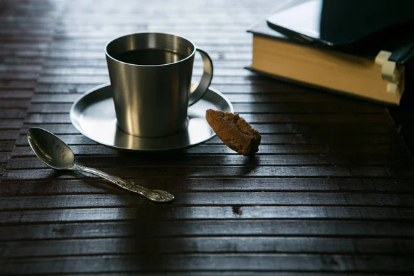 Kaffeetasse Kekse und Gläser auf dem Buch im Hintergrund — Stockfoto