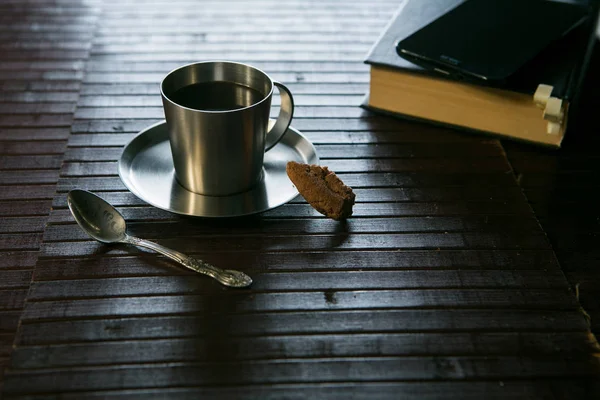 Taza de café galletas y vasos en el libro en el fondo — Foto de Stock