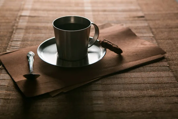 Kaffeetasse mit Löffel und Keksen auf einem Hintergrund aus Quasten — Stockfoto