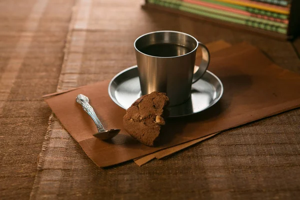 Kaffeetasse mit Löffel und Keksen auf dem Hintergrund von Notizbüchern — Stockfoto
