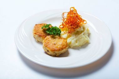 Ev yapımı Kızarmış köfte beyaz plaka üzerinde patates püresi ile yakın çekim