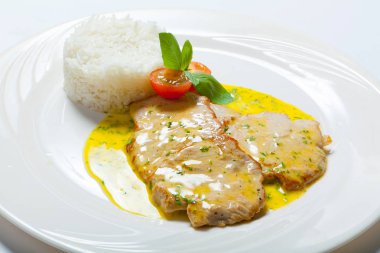 Domuz pirzola köri sosu ve pirinç ile