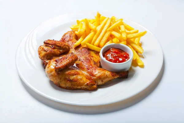 kızarmış tavuk kızartması beyaz plaka üzerinde