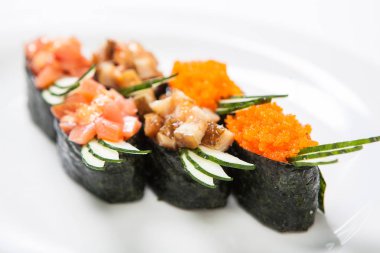 Bir plaka ile sushi ve rulo çeşitleri