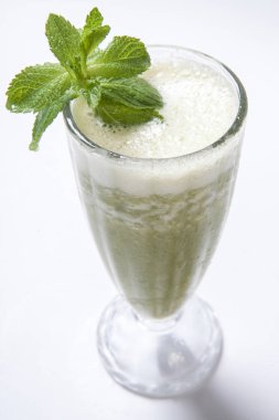 Nane ve kereviz beyaz zemin üzerine yeşil smoothie