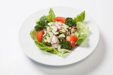 Salata domates ve salatalık, turp plaka üzerinde