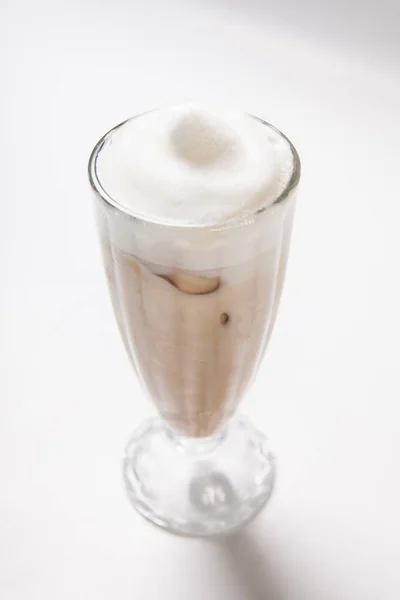 白い背景に分離したホイップ クリームとチョコレート牛乳を振る — ストック写真
