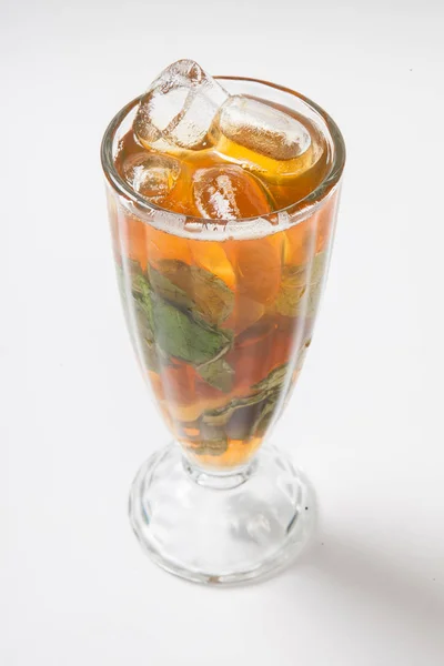 Herbata z cytryną lodu i mięta na białym tle — Zdjęcie stockowe