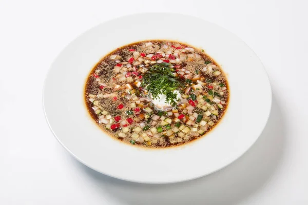 Rus soğuk sebze çorbası yoğurt, ekşi süt Bankası - okroshka üzerinde