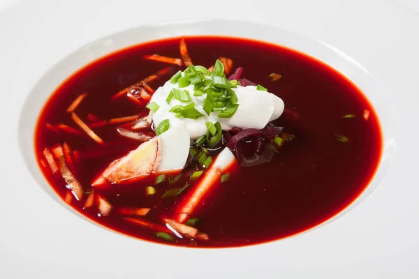 Sopa de tomate con remolacha primer plano horizontal sobre un fondo blanco — Foto de Stock