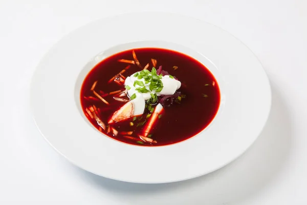 Sopa de tomate con remolacha primer plano horizontal sobre un fondo blanco — Foto de Stock