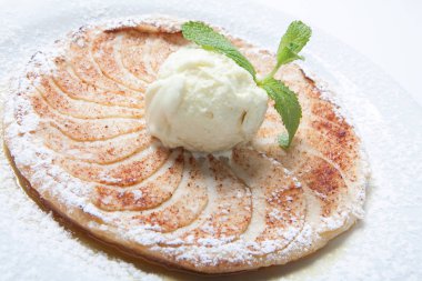 Elmalı tart, düz elmalı turta beyaz zemin üzerine dondurma ile