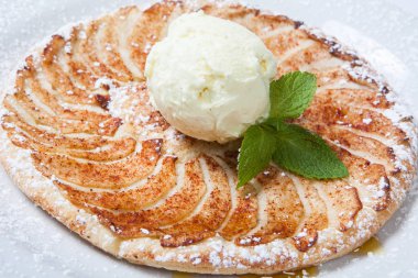 Elmalı tart, düz elmalı turta beyaz zemin üzerine dondurma ile
