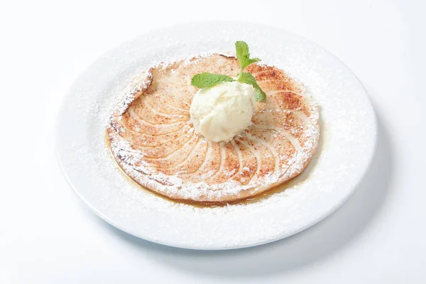 Apple tart, flat apple pie with ice cream on the white background — Stock Photo, Image