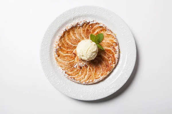 애플 타르트, 흰색 바탕에 아이스크림 평면 사과 파이 — 스톡 사진