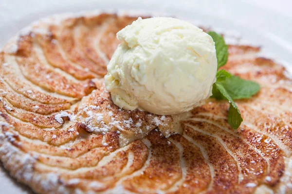 Apple tart, flat apple pie with ice cream on the white background — Stock Photo, Image