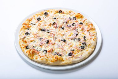 Pizza ile peynir ve zeytin ve soğan halkaları