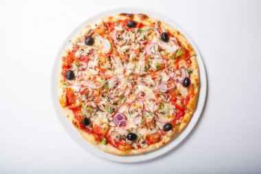 Soğan, jambon, peynir ve domates pizza. Beyaz arka plan