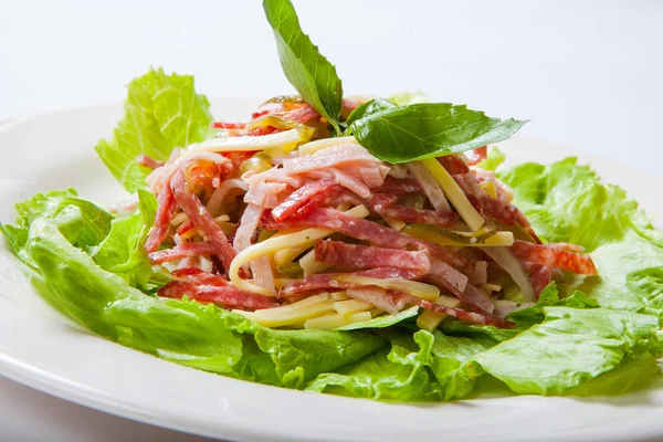 Salam, jambon ve peynir beyaz tabakta gelen salata