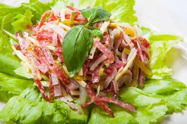 Salam, jambon ve peynir beyaz tabakta gelen salata