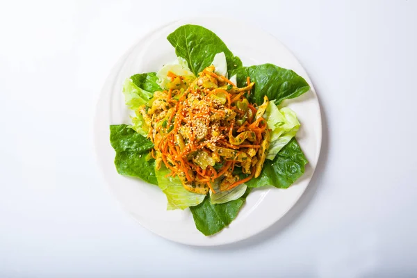 Куриный салат со свежими овощами и кунжутом в азиатском стиле — стоковое фото
