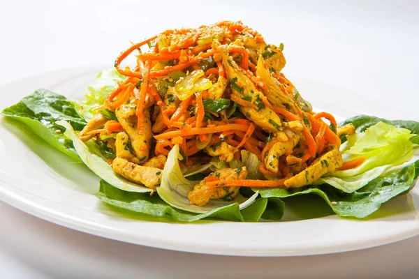 Куриный салат со свежими овощами и кунжутом в азиатском стиле — стоковое фото