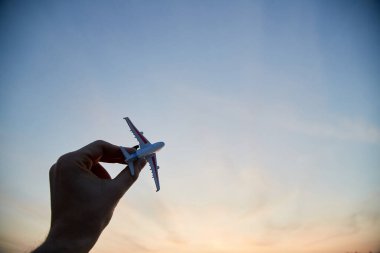 Hava yoluyla seyahat etmek. Hava ulaşımı. Biletleri ayırtıyorum. Online rezervasyon. Düşük maliyetli şirket. Tatil planlama