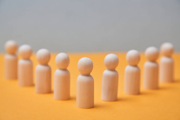 Макет творческого мышления. Индивидуальность и творчество. Мысли нестандартно. Фигура человека выделяется среди толпы
