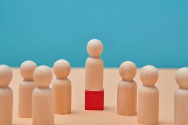 Ekip çalışmasında liderlik. Başarılı takım lideri. Kariyer gelişimi. Tahta minyatürler ve renkli küpler. Model yap, boşluğu kopyala