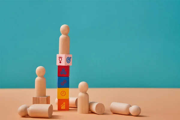 Successful leader of team. Professional development, growth, leadership. Wooden boss miniature on cubes top, loser down — Stock Photo, Image