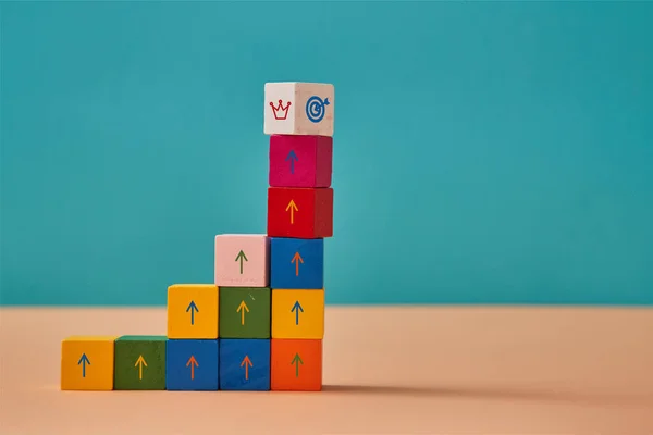 사업 과 경력 개발. 목표 달성. 위 의표적 이 되는 마케팅 표지판 과 왕관 이 있는 다채 로운 블록쌓기 — 스톡 사진