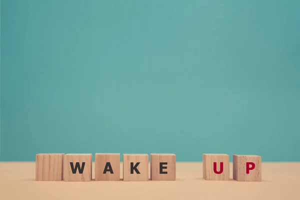 Börjar på en ny dag. God morgon. Vakna! Vaknar. Sluta sova. Träkuber med väckarkuber. Kopiera utrymme — Stockfoto