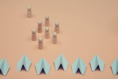 Teslimat servisi. Bedava nakliye, modern ulaşım. Lojistik şirketi. Kağıt uçaklar ahşap figür. Boşluğu kopyala.