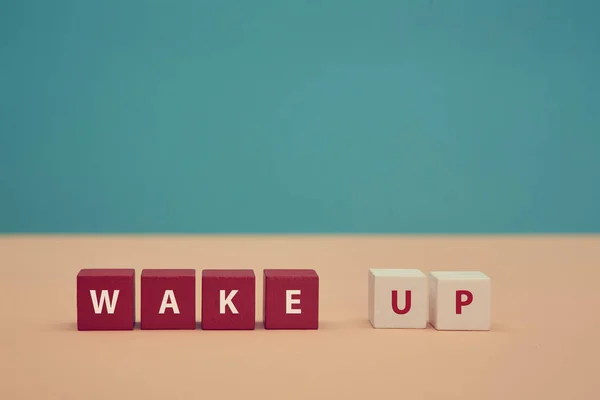 Vakna! Vaknar. God morgon. Börjar på en ny dag. Vakna upp inskriptionen på färgglada träkuber. Ort för text — Stockfoto