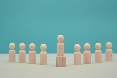 Liderlik, üstünlük modeli. İnsan kaynakları müdürü. Hedefe ulaş. İnsan kaynakları, verimlilik. Küpte tahtadan bir figür. Boşluğu kopyala