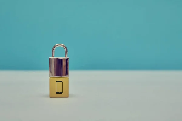 Segurança de smartphones. Segurança dos dados pessoais. Código de autorização. Sistema de controlo. Cubo de madeira, bloqueio no topo, sinal de celular — Fotografia de Stock