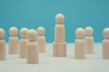 Liderlik, üstünlük modeli, kopyalama alanı. Takım yarışmaları. Kazanan şampiyon. Küpte ahşap figür, yerde kaybeden