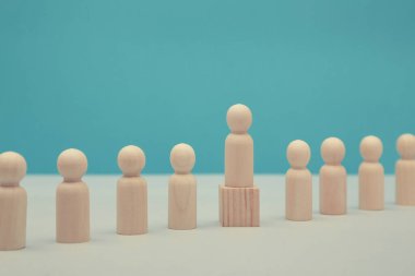 Kariyer başarısı ve gelişme. Liderlik ve üstünlük modeli. Gol başarısı. Tahta küpte takım lideri figürü