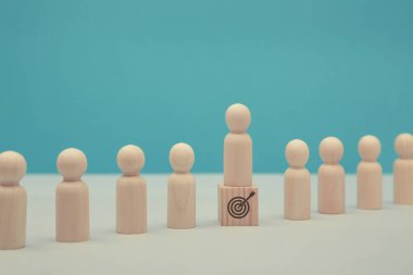 Gol başarısı. Kariyer başarısı, profesyonel büyüme. Liderlik gelişimi, üstünlük. Tahta figür, hedef işareti.