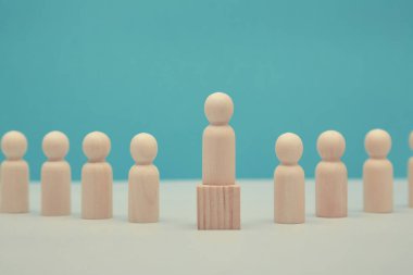 Kariyer başarısı modeli. Amaç ve verimlilik hissi. Liderlik ve üstünlük. Tahta lider figürü küpün üzerinde duruyor