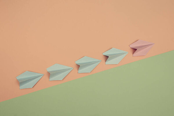 Макет карьерного роста. Развитие бизнеса. Увеличить доход. Пустые цветные бумажные самолеты взлетают. Место для текста
