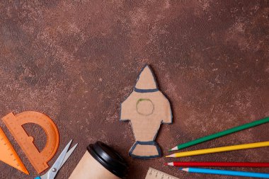 Kağıt roket fırlatma. İş projesi için yeni bir fikir. Hayat mücadelesi konsepti. Daha iyi olmak için değiştir. Kahve fincanı, kırtasiye.