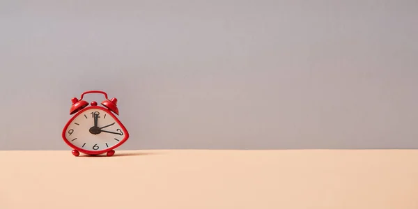 El tiempo pasa, el límite de tiempo. Fecha límite del negocio. Cuenta atrás y urgencia. Productividad del cronómetro. Reloj despertador rojo, espacio para copiar — Foto de Stock