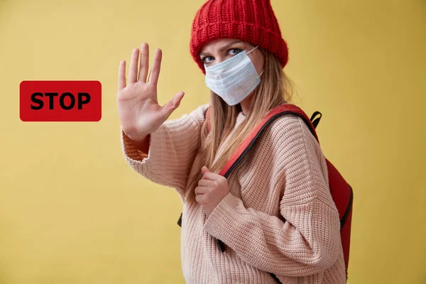 Enfeksiyonu önler, virüs yayılır. Koronavirüs yok. Kırmızı tabelayı durdur. Küresel salgın. Tıbbi maskeli kadın. Dur hareketi.