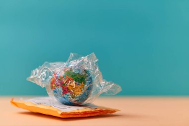 Dünya çapında paket teslimat servisi. E-ticaret işi, nakliyat. İnternetten alışveriş. Paket kutusu, paketlemedeki dünya