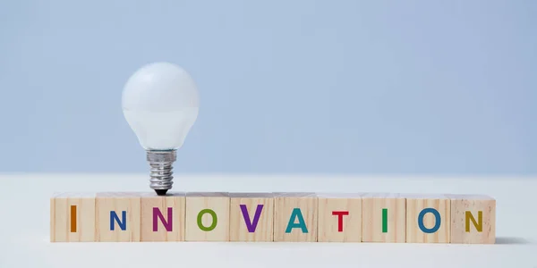 Innovation und Kreativität. Ideengeneration. Kreative Einsicht. Holzwürfel mit Inschrift und Glühbirne, Kopierraum — Stockfoto
