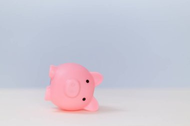 Pembe kumbarayı çevir, kopyala. Finansal kriz. Gelir azalıyor. Yetersiz kaynak. Öntanımlı, parasızlık